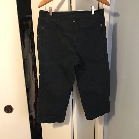 Cotton Ginny Ladies Black Capri Pants Size 9 $5.00 AS AN ADD ON - Picture 2 of 2